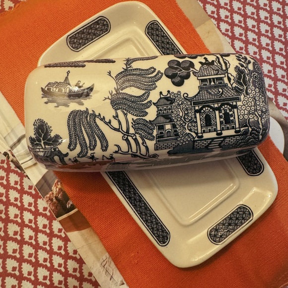 Churchill of England Blue Willow Covered Butter Dish - Staffordshire England - Picture 5 of 6